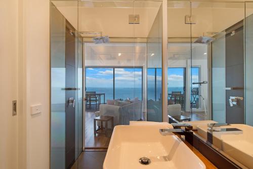 阿波罗湾海员杰特威酒店的浴室设有2个水槽和镜子