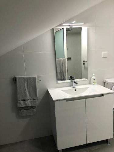 卡列塔Casa das Palmeiras的白色的浴室设有水槽和镜子
