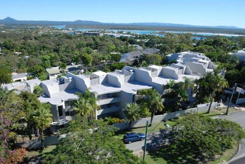 努萨角努萨山度假酒店的享有白色建筑树木的空中景致