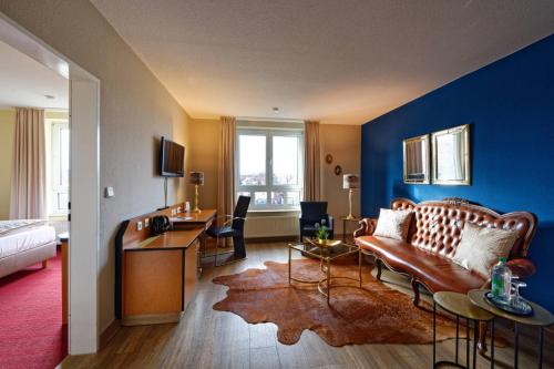 赖讷Cascada Central Hotel Rheine的带沙发和书桌的客厅