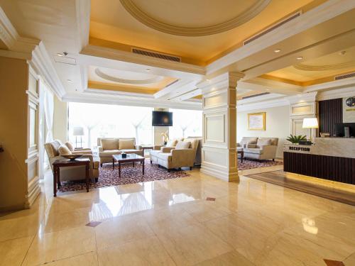 吉达Lotaz Hotel - Al Shatea的大型大堂设有带壁炉的客厅。