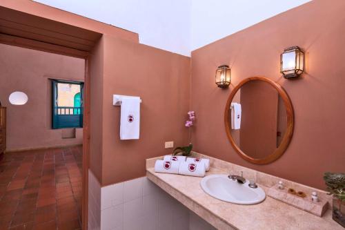 巴里查拉德尔坎帕纳里奥住宿加早餐旅馆的一间带水槽和镜子的浴室