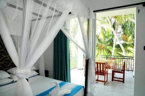 高尔Ranil Villa的一间卧室设有一张床和一个滑动玻璃门