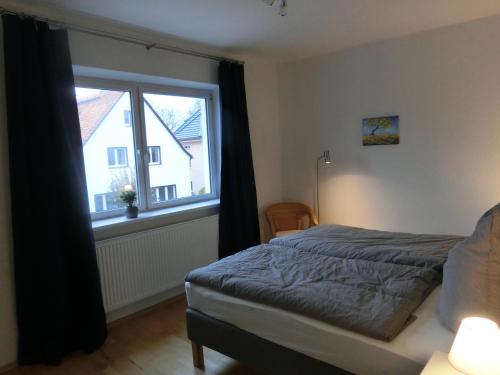 巴伦施泰特Ballenstedt Schlossblick的一间卧室设有一张床和一个大窗户