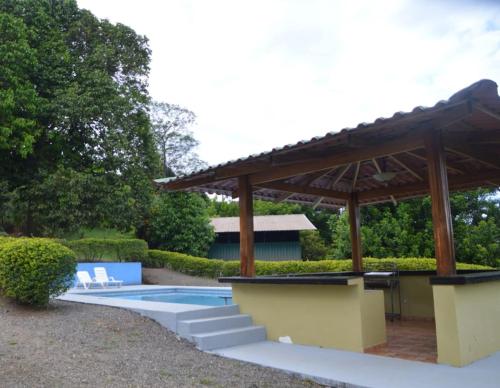 San MiguelEpic Adventure Lodge的一个带凉棚和游泳池的游泳池
