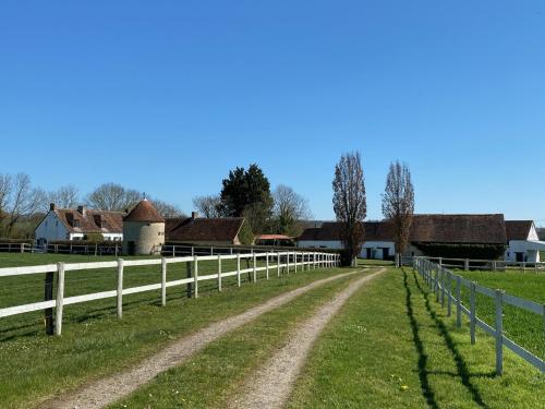 Le MerleraultDomaine de Prestal的一条有白色围栏的土路