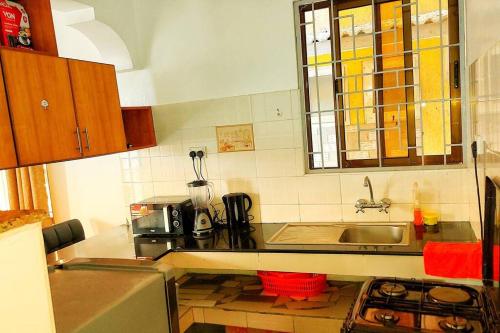 尼亚利Lish's Lavish stay in Nyali的厨房配有水槽和台面
