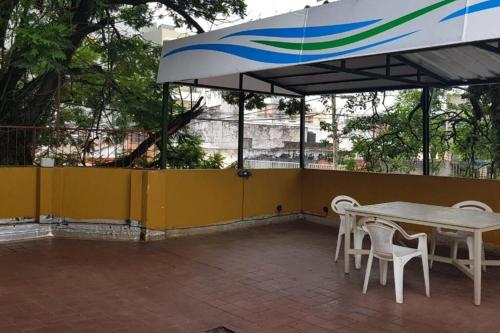 圣米格尔·德·图库玛Tu Lugar en Tucumán的露台配有桌椅和遮阳伞
