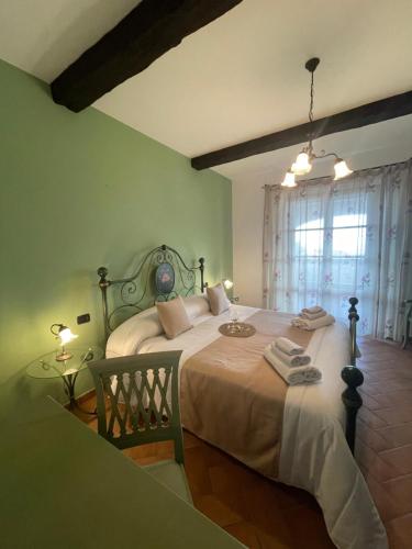 蒙特普齐亚诺Agriturismo Il Gonzeto, Montepulciano的一间卧室设有一张大床和一个窗户。