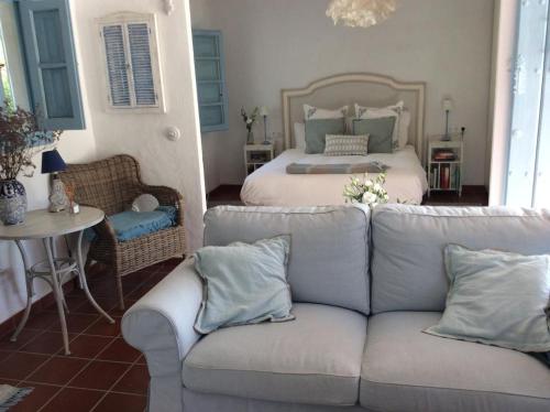 EsteponaMolino Cottage的客厅配有沙发和1张床