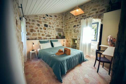 SanilhacLe Domaine du Fayet的卧室配有一张床铺,位于带桌子的房间