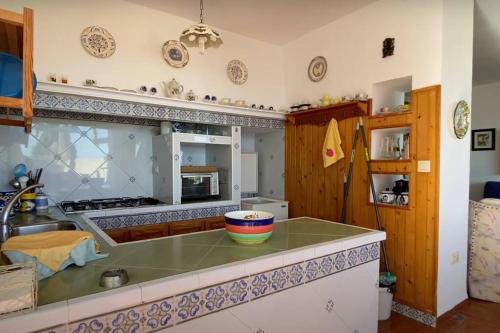 阿尔姆尼卡Espectacular casa en la playa con piscina privada的厨房里有一个碗