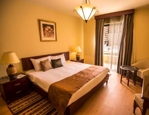 Port Ghalib Marina Residence Suites客房内的一张或多张床位