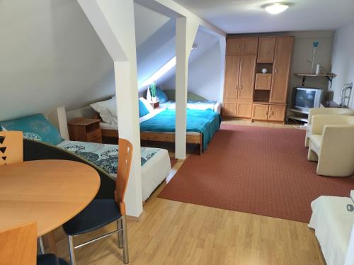 埃格尔温德加兹假日酒店的一间卧室配有两张床和一张桌子及椅子