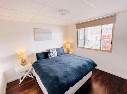 布鲁克林Oasis on the Hawkesbury - Water Views的一间卧室设有一张大床和一个窗户。
