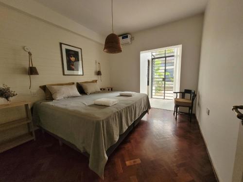 门多萨Casa Villanueva的一间卧室设有一张床和一个窗口