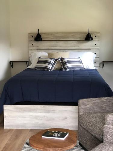 拉皮德城Cabin 3 at Horse Creek Resort的一间卧室配有蓝色的床和沙发