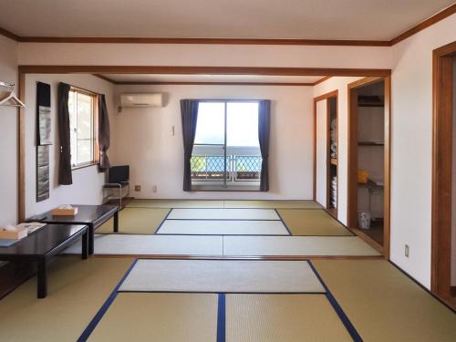 Minami-komatsuBiwa-Lakeside Cottage B B Dylan的客厅设有大窗户