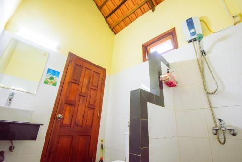 富国吉吉椰子海滩度假村的带淋浴、卫生间和门的浴室