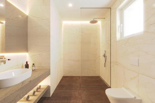 波雷奇Maj Luxury Residence的带淋浴、盥洗盆和卫生间的浴室