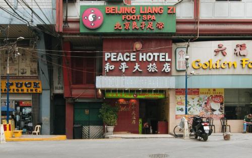 马尼拉Peace Hotel by RedDoorz的一座建筑,上面标有阅读和平酒店的标志