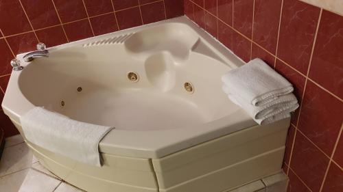 南帕诸岛South Padre Island Inn的白色浴缸上方配有毛巾