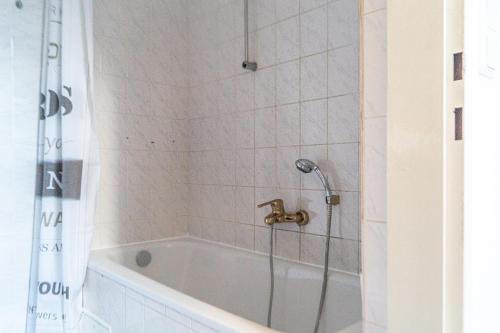 Pleasant 3BR City Stay near Event Location Wiener Stadthalle的一间浴室