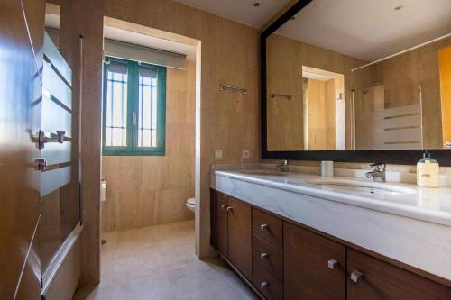 多列毛利诺斯Modern beach villa with parking and private pool的一间带水槽和镜子的浴室