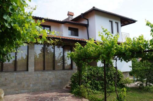 瓦尔纳Villa Bignonia的房屋前方有窗户和树木