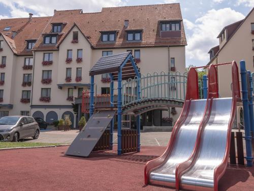 Les Appartements du Parc - Accès piscine et spa的儿童游玩区