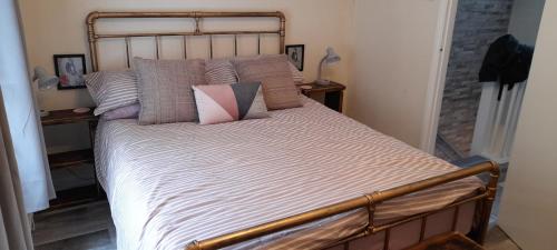 波特马多克Cosy Mews House Close to Harbour的一间卧室配有一张带多个枕头的大床