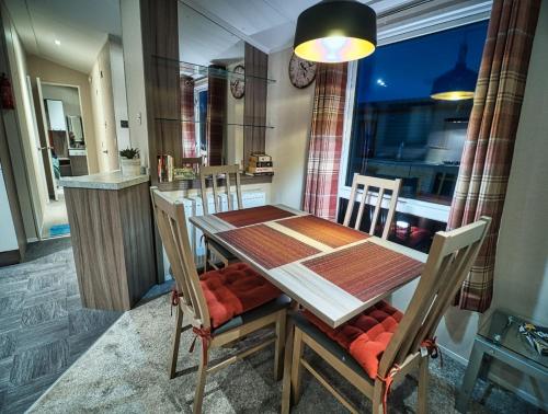 LamplughBayfield的厨房里配有餐桌和椅子
