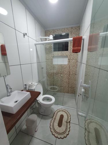 帕拉蒂Flat da Praia de Tarituba 2的浴室配有卫生间、盥洗盆和淋浴。