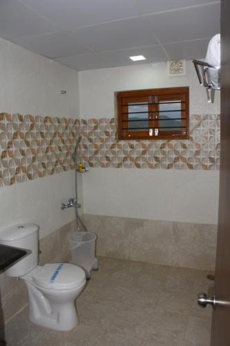 KSTDC Hotel Mayura Bharachukki, Shivanasamudra的一间浴室