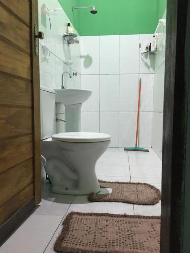 巴雷里尼亚斯Rosana House Bem estar em Barreirinhas Ideal para 5 pessoas的一间带卫生间和水槽的浴室