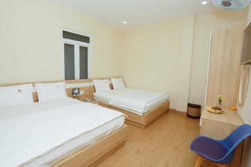 邦美蜀利斯酒店的一间卧室配有两张床和一张蓝色椅子