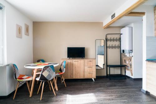 布勒伊-切尔维尼亚Stay in Cervinia Deluxe Apartment的客厅配有桌椅和电视。