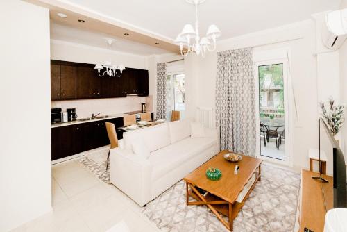 帕特雷Best House, Ellinou Stratiotou, Ayia, Patra的客厅配有白色的沙发和桌子