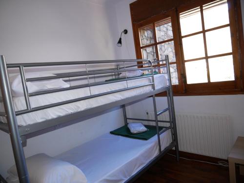 恩坎普Xarpell-Vacances Pirinenca的客房内的两张双层床