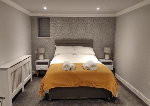 马奇温洛克The Fox的一间卧室配有一张床,上面有两条毛巾