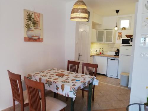 鲍洛托努德沃里Udvari-ház的厨房以及带桌椅的用餐室。