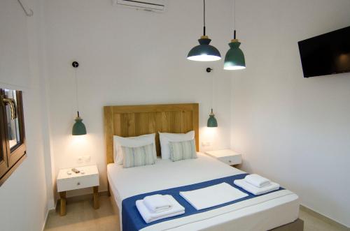 古卡斯特隆Villa Dimitris的一间卧室配有一张床,上面有两条毛巾