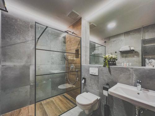 PrelogHotel Panorama的带淋浴、卫生间和盥洗盆的浴室