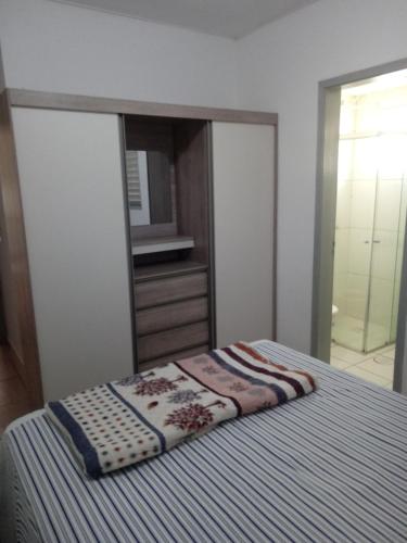 弗朗卡Apartamento proximo ao shopping Franca的一间卧室配有一张带镜子和梳妆台的床