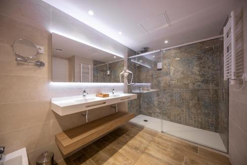 圣塔克里斯蒂纳阿鲁Mas Torrellas的一间带水槽和淋浴的浴室