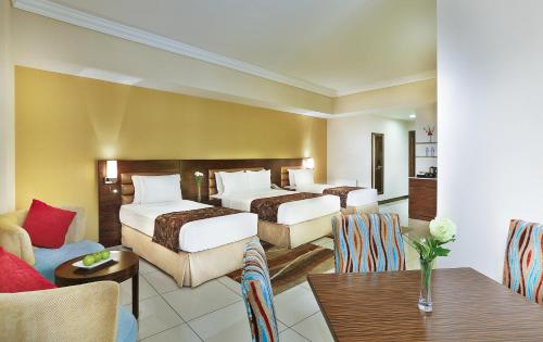 迪拜捷威酒店的酒店客房设有两张床和一张桌子。