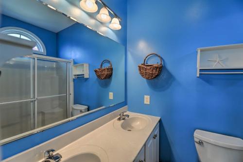 翡翠岛Waterfront Emerald Isle Home with Dock Access!的蓝色的浴室设有水槽和卫生间