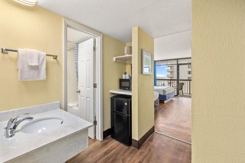 North Shore Oceanfront Resort Hotel的一间浴室
