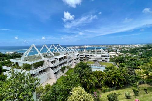 帕皮提Appartement Hana Iti breathtaking on the ocean at the entrance of Papeete的建筑的空中景观,背景是海洋