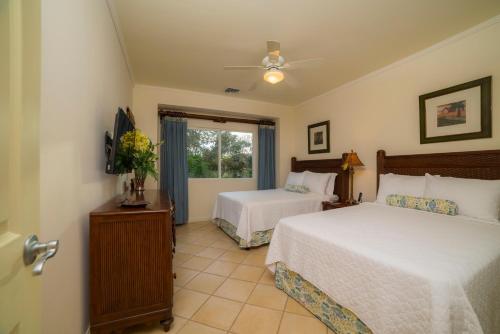 赫拉多拉Los Suenos Resort Del Mar 5F golf views by Stay in CR的一间卧室设有两张床和窗户。